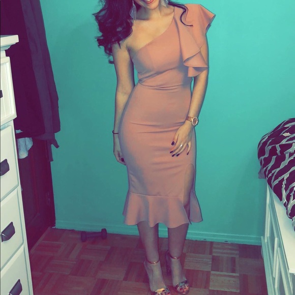 cue boutique Dresses & Skirts - Beautiful blush dress!!